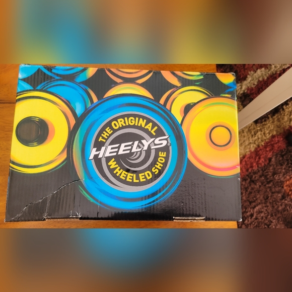 Girls Heelys - Picture 2 of 10